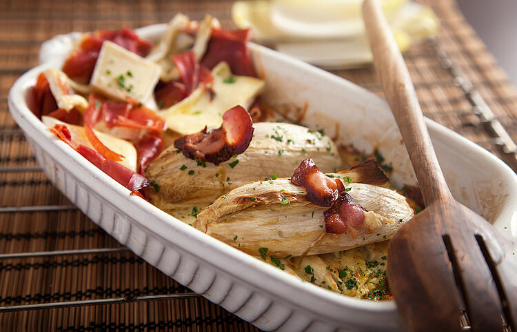 Gratinierter Chicorée mit Tomaten und Parmesankäse.