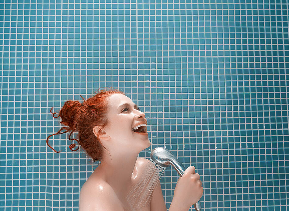 Frau duscht - Bildnachweis: © istockphoto.com / stock_colors Frau duscht