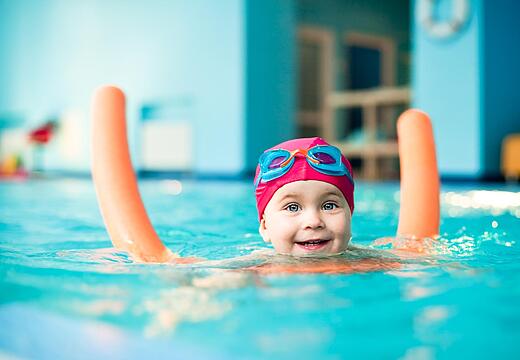 Schwimmkurs: Wie Kinder sicher schwimmen lernen