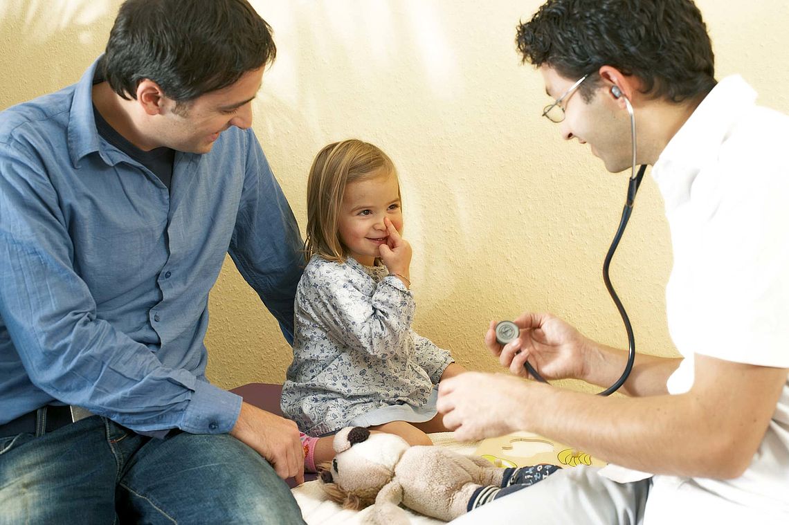 Ein Vater mit seiner kleinen Tochter beim Kinderarzt. - Bildnachweis: © wdv / Alex Schwander Ein Vater mit seiner kleinen Tochter beim Kinderarzt.