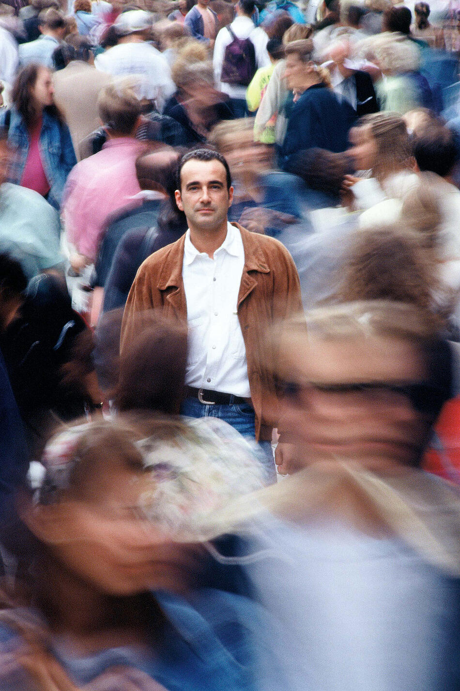 Mann in einer Menschenmenge. - Bildnachweis: © wdv / Hans-Joachim Hild Mann in einer Menschenmenge.