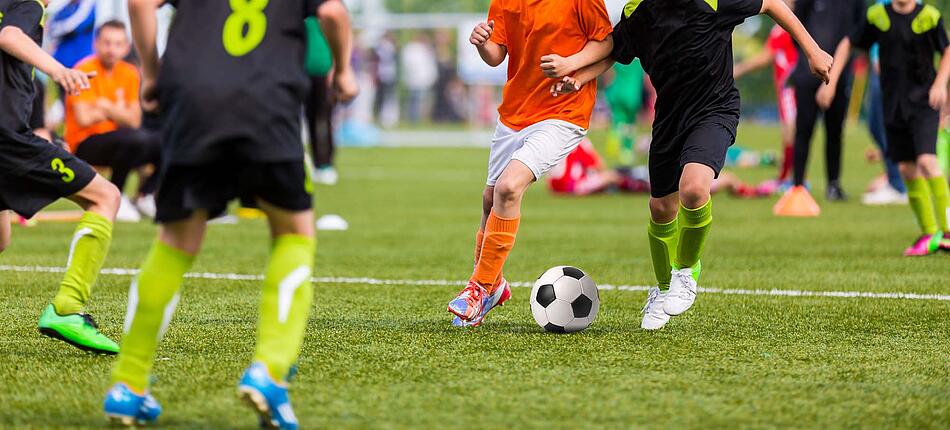 Fussballspieler beim Spiel.