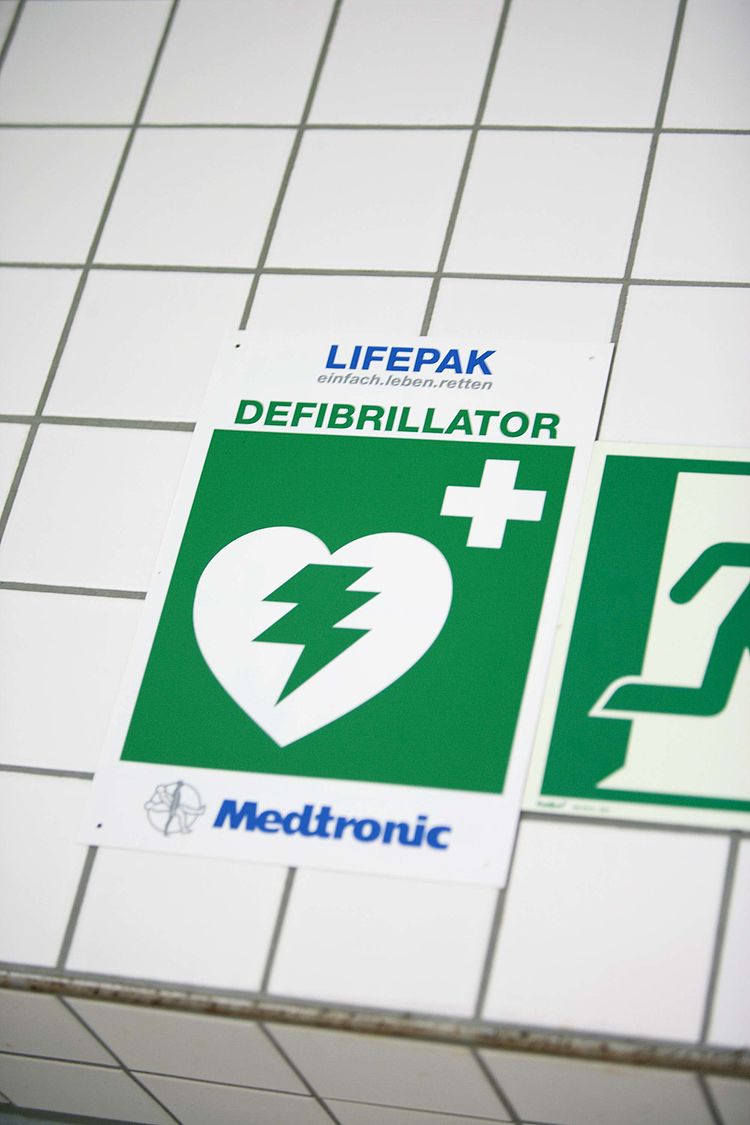 Defibrillator Hinweisschild - Bildnachweis: © wdv / Alex Schwander Defibrillator Hinweisschild