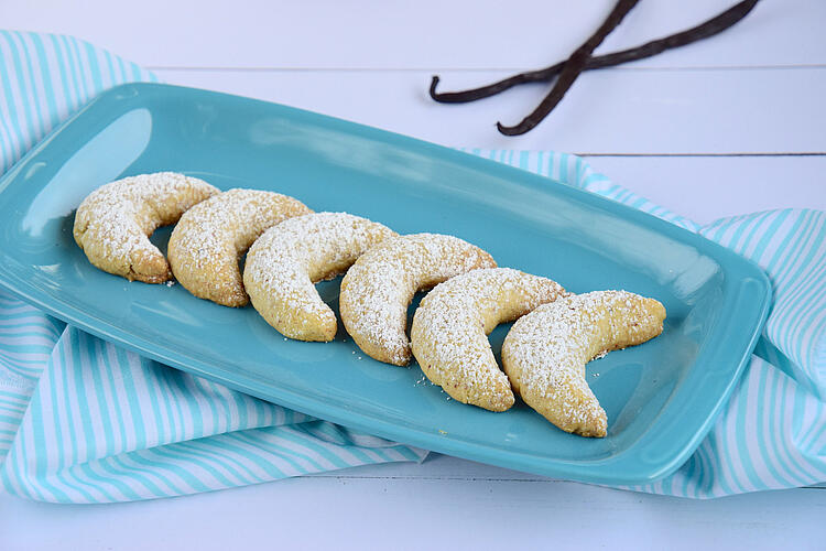 Vanillekipferl auf einer blauen Porzellanschale.