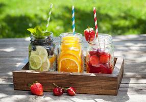Selbst gemachte Limonade mit frischen Früchten