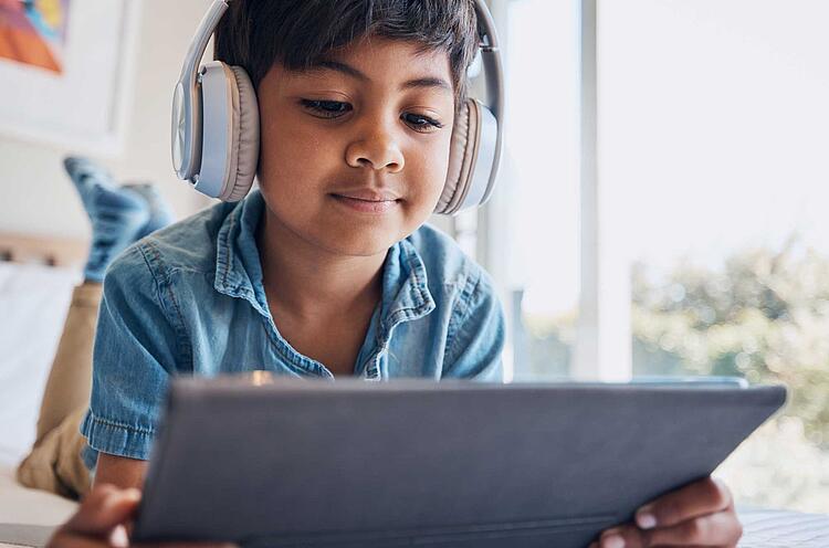 Junge mit Tablet und Kopfhörern