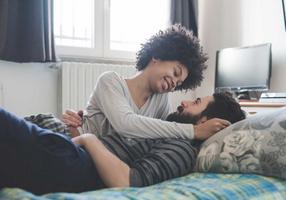 Paar liegt auf dem Bett