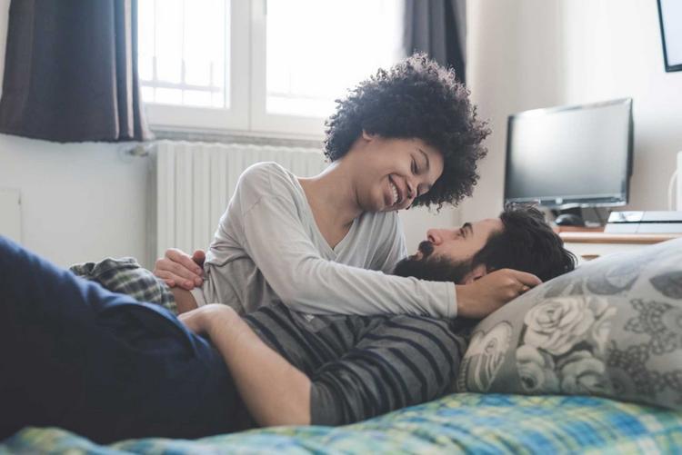 Paar liegt auf dem Bett