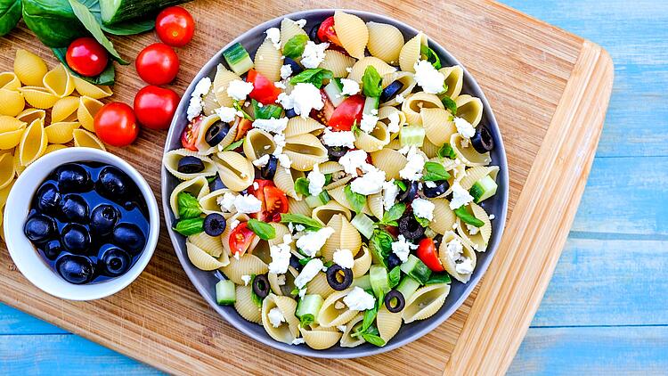 Nudelsalat mit Spinat und getrockneten Tomaten