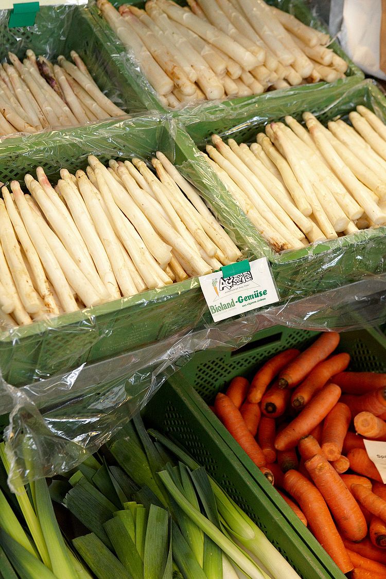 Spargel, Lauch und Karotten in Gemüsekisten. - Bildnachweis: © wdv / Bernhard Rüttger Spargel, Lauch und Karotten in Gemüsekisten.