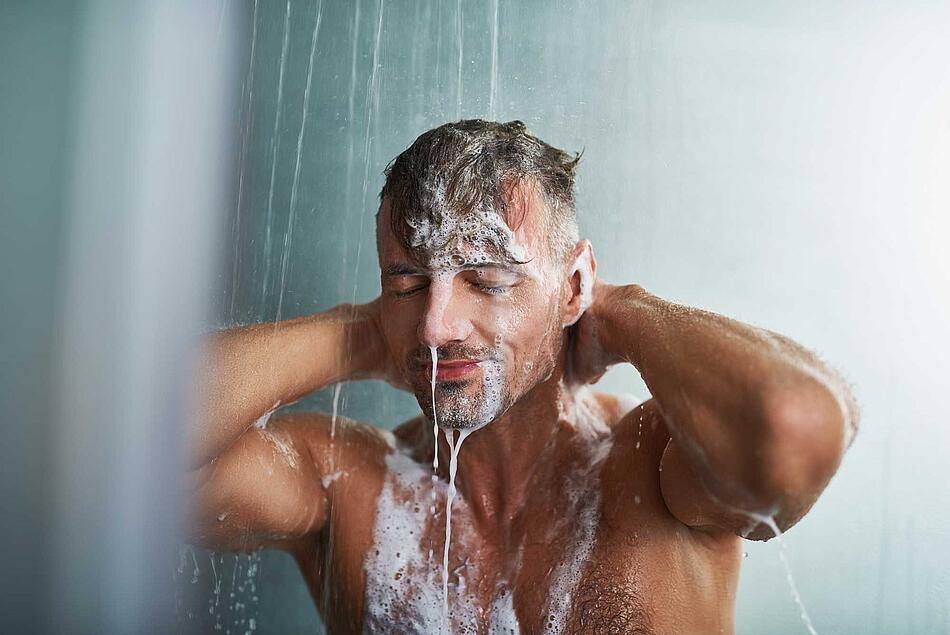 Mann unter der Dusche - Bildnachweis: © istockphoto.com / YakobchukOlena Mann unter der Dusche