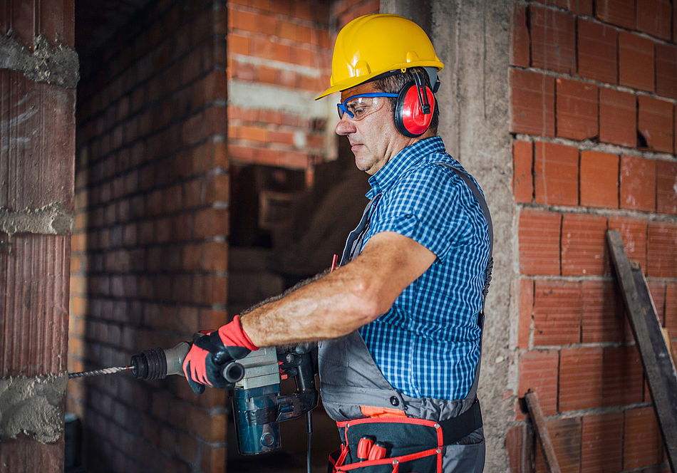 Arbeiter mit Helm und Ohrschutz. - Bildnachweis: © istockphoto.com / South_agency Arbeiter mit Helm und Ohrschutz.
