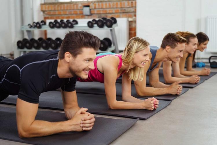 Rückentraining im Fitnessstudio in der Gruppe