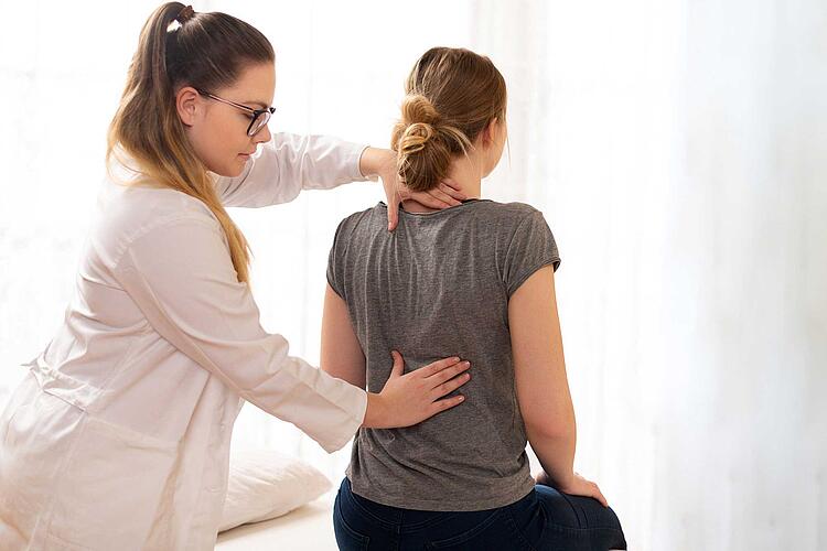 Frau bei der Physiotherapie