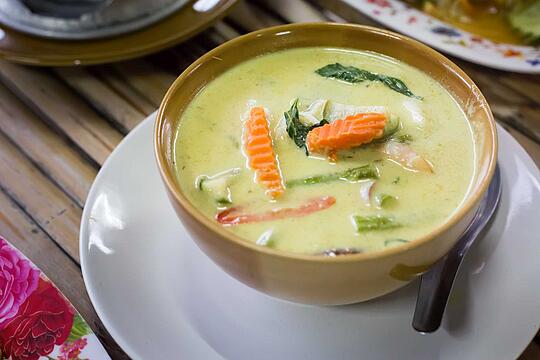 Kalte Suppe mit Sommergemüse