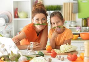 Mutter und Tochter kochen gemeinsam