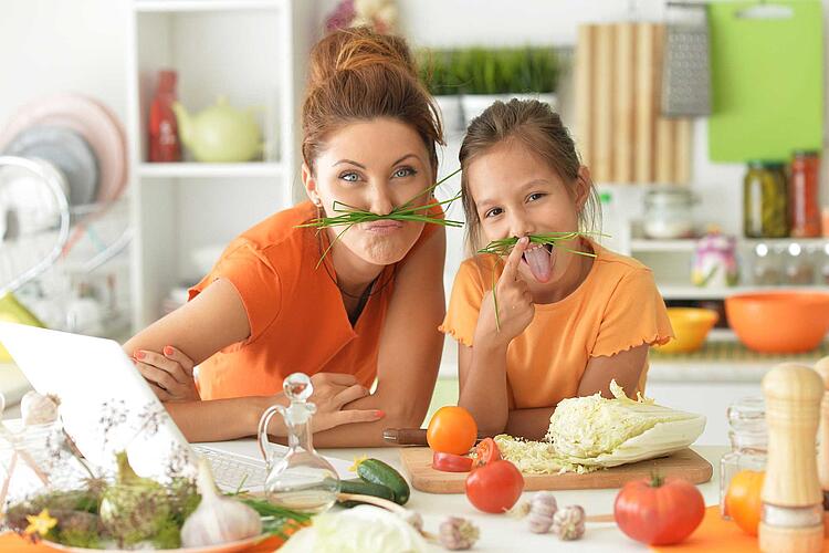 Mutter und Tochter kochen gemeinsam