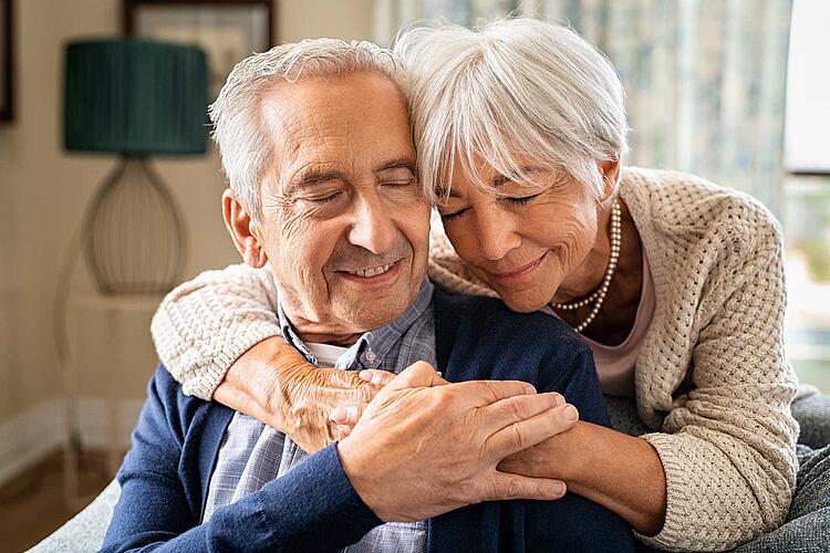 Älteres Paar umarmt sich liebevoll