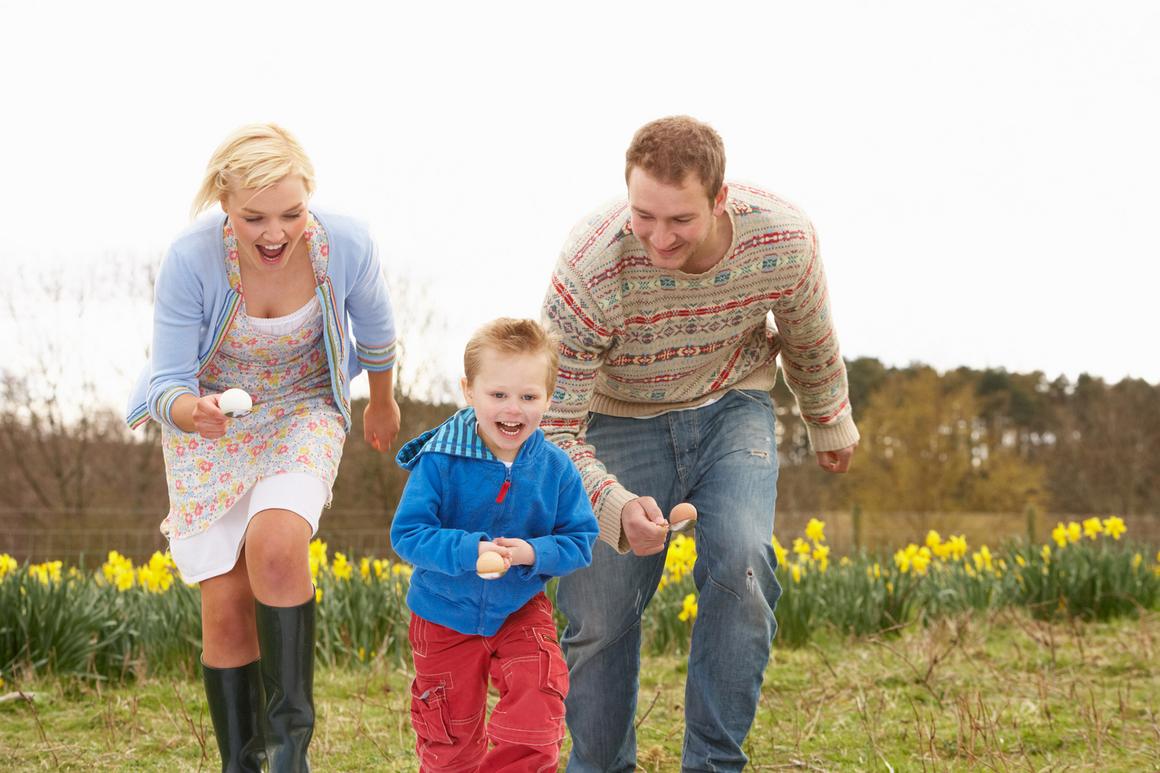 Familie beim Eierlauf