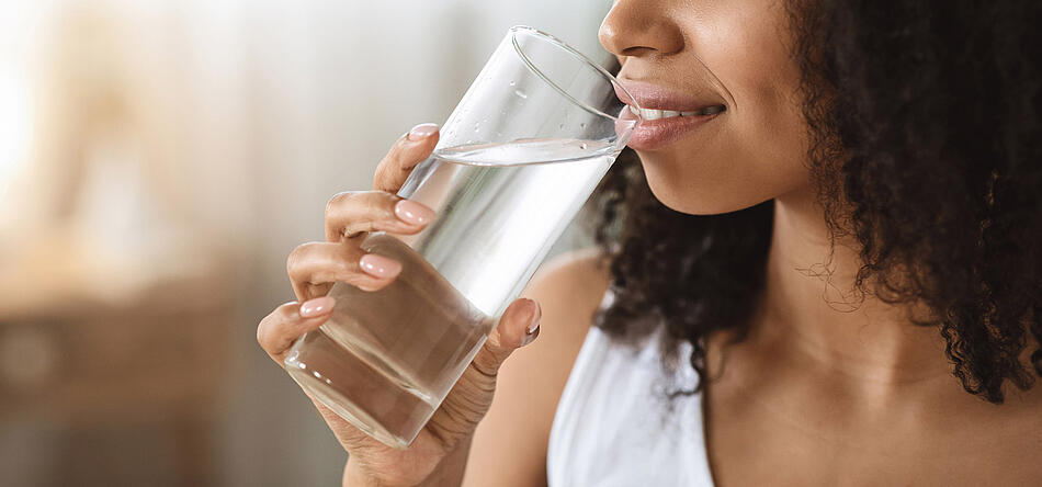 Frau trinkt ein Glas Wasser