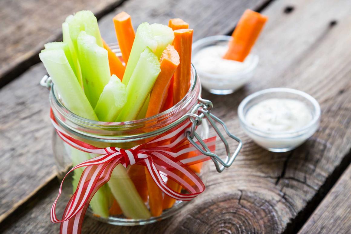Bildnachweis: © istockphoto.com / Rus32 Sellerie und Karotte im Glas mit Dip