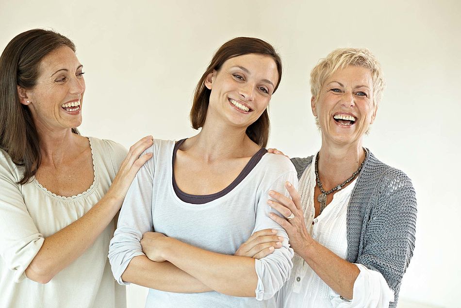 Drei Frauen aus drei Generationen lachen sich an. - Bildnachweis: © wdv / Olaf Georg Hermann Drei Frauen aus drei Generationen lachen sich an.