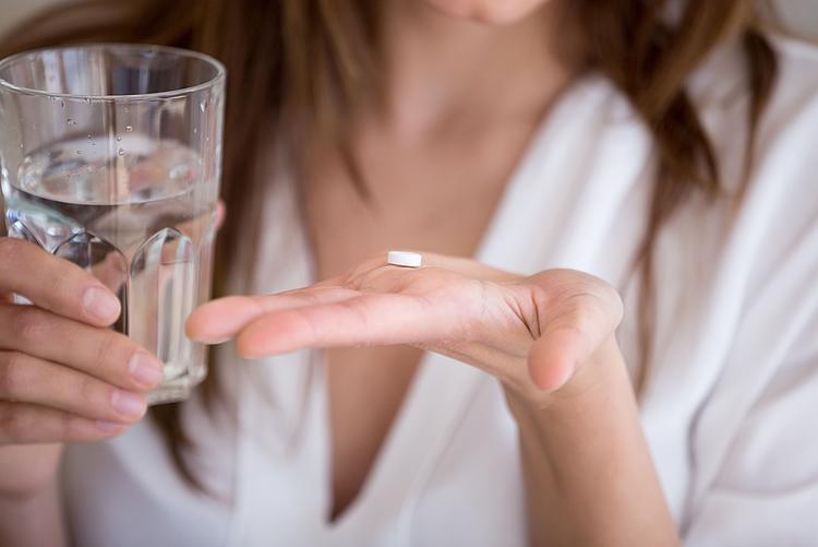 AdobeStock_220693206_Frau_mit_Antibiotikum.jpg - Bildnachweis: © AdobeStock / fitzkes Antibiotika