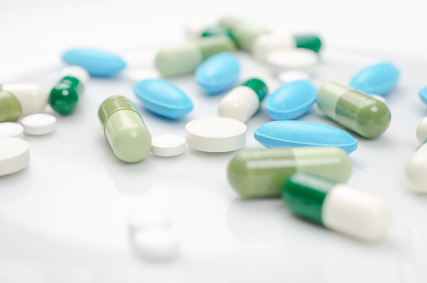 Tabletten in unterschiedlicher Form und Farbe. - Bildnachweis: © stock.adobe.com / Grycaj Tabletten in unterschiedlicher Form und Farbe.