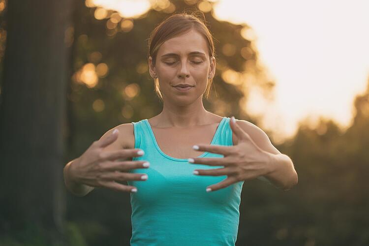 Frau beim Tai Chi Training