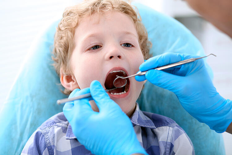 Kleiner Junge beim Zahnarzt.