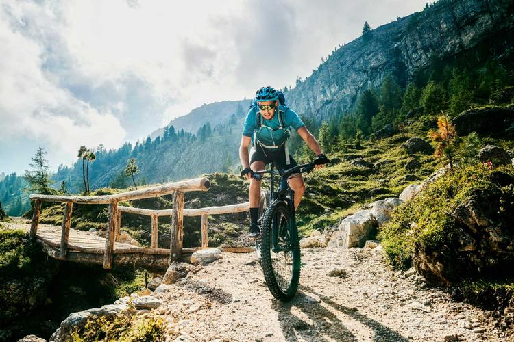 Mountainbikefahrer im Gebirge