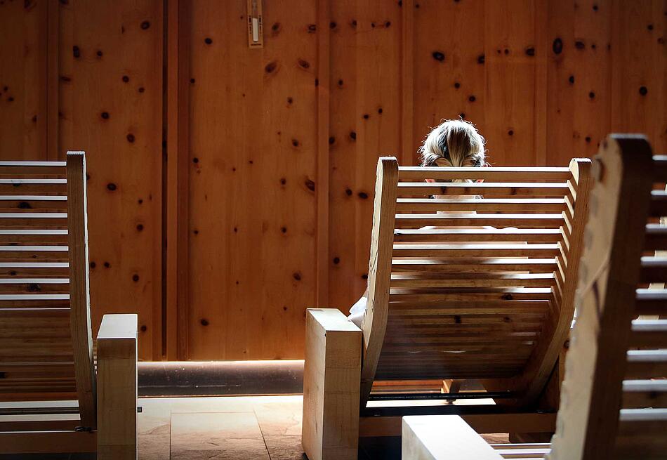Frau im Ruheraum einer Sauna