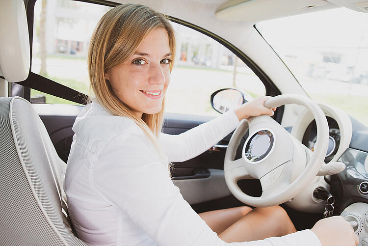 Frau am Steuer eines Autos.