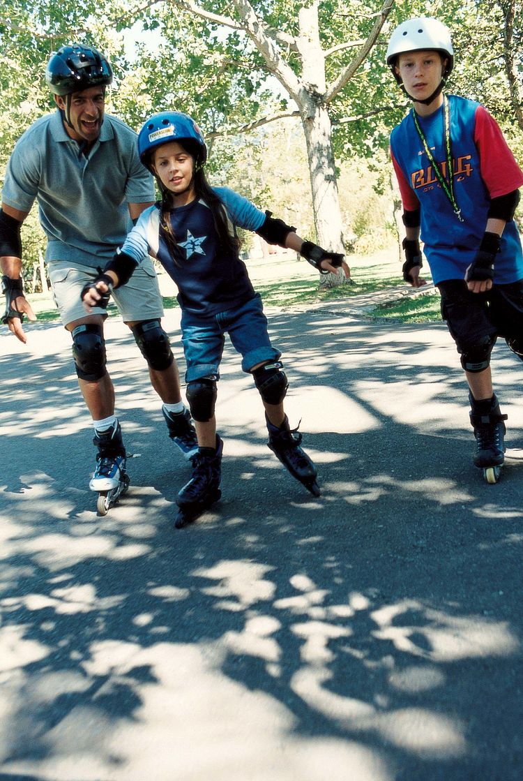 Vater mit zwei Kindern beim Inlineskating. - Bildnachweis: © wdv / Mathias Stalter Vater mit zwei Kindern beim Inlineskating.