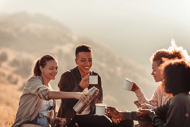 Rast beim Wandern mit heißem Kaffee