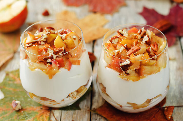 Dessert mit Joghurt, Äpfeln und Nüssen.