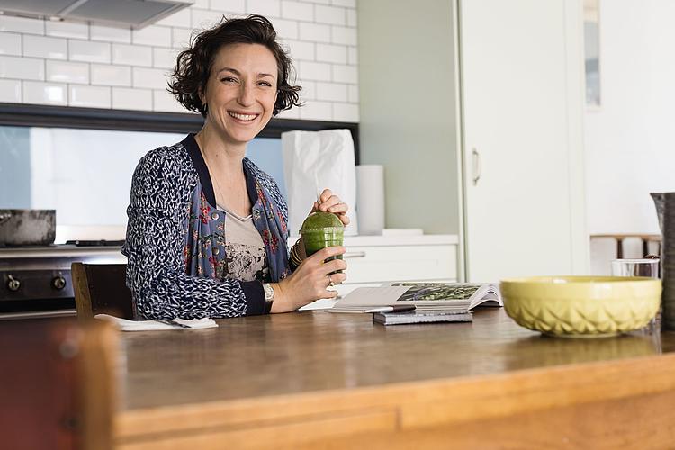 Bildnachweis: © wdv / Jan Lauer Frau hält einen grünen Smoothie in der Hand.