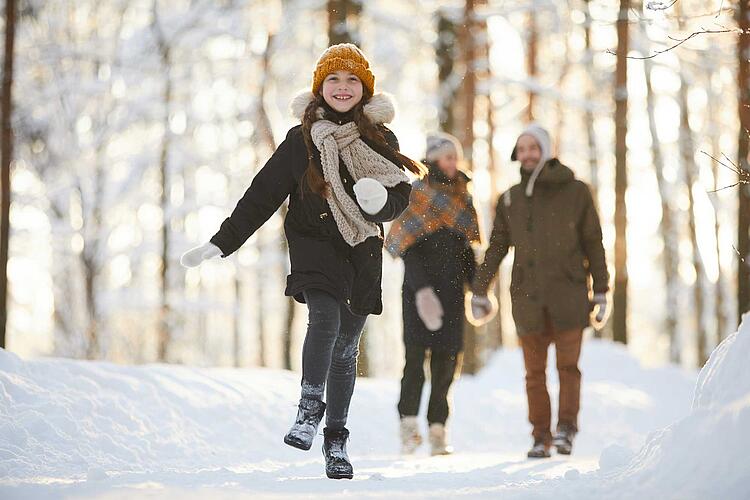 Familienausflüge im Winter – Spaziergang im Schnee