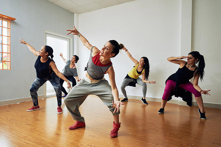 Gruppe tanzt Hip Hop im Studio.