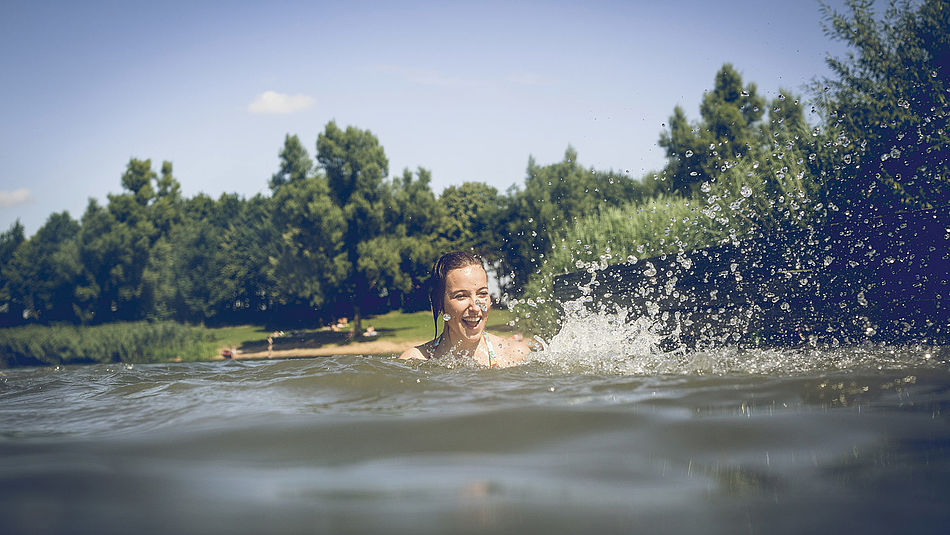 - Bildnachweis: © wdv / Jan Lauer Junge Frau schwimmt in einem See.