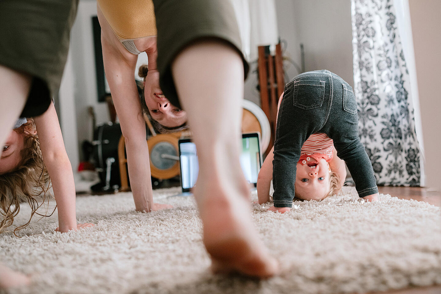 Familie beim gemeinsamen Workout zu Hause.