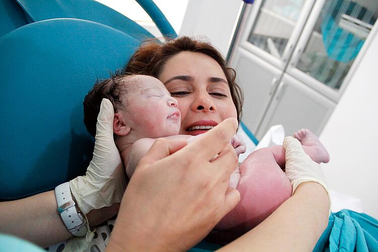 Neugeborenes mit Mutter im Krankenhause