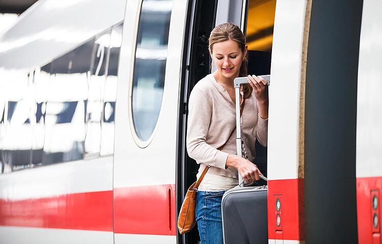 Frau steigt in einen Zug