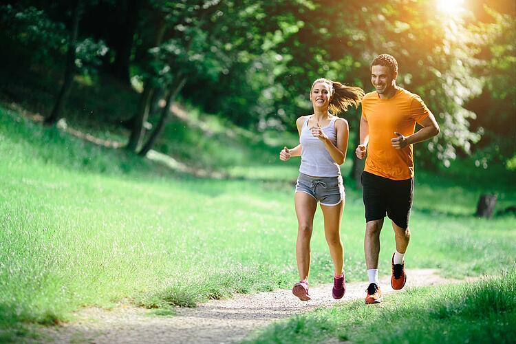 Paar joggt in der Natur