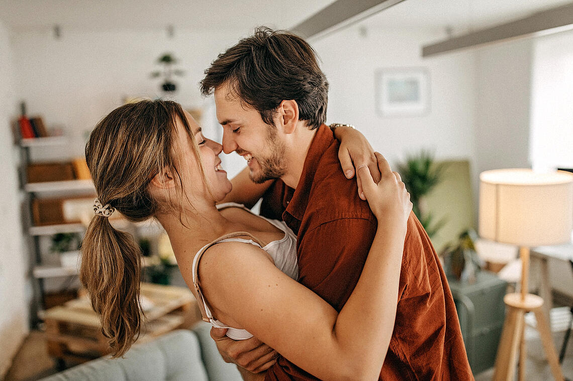 Bildnachweis: © istockphoto.com / StefaNikolic Paar umarmt sich in seiner Wohnung