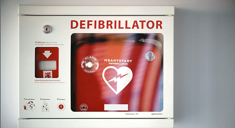 Defibrillator in einem Kasten an der Wand.