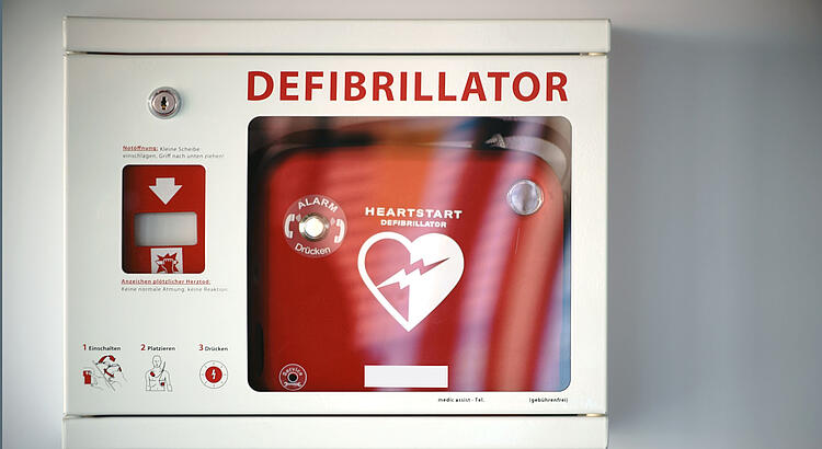 Bildnachweis: © stock.adobe.com / ginton Defibrillator in einem Kasten an der Wand.
