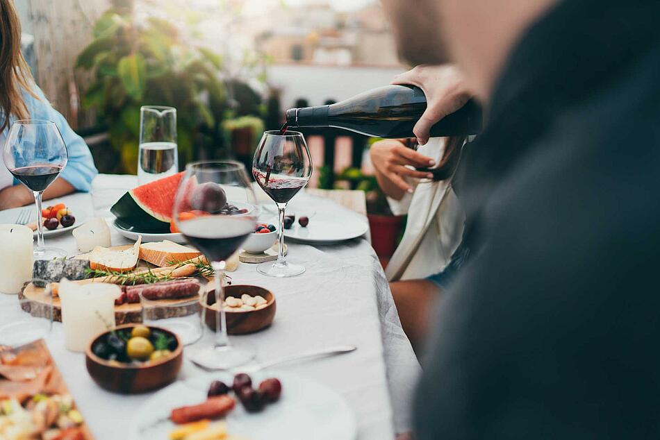 Gedeckter Tisch mit Weingläsern