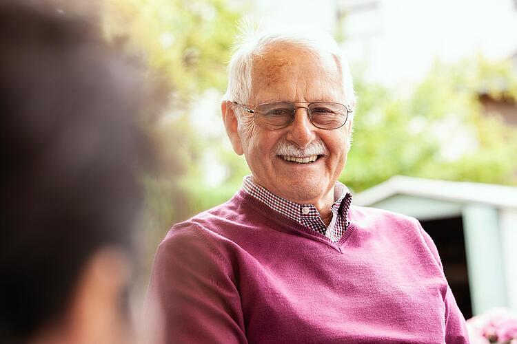 Senior lächelt in die Kamera