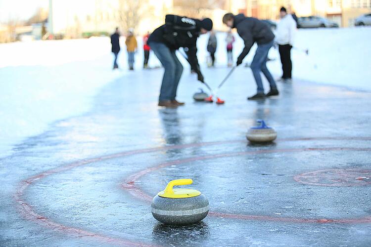 Leute beim Curling